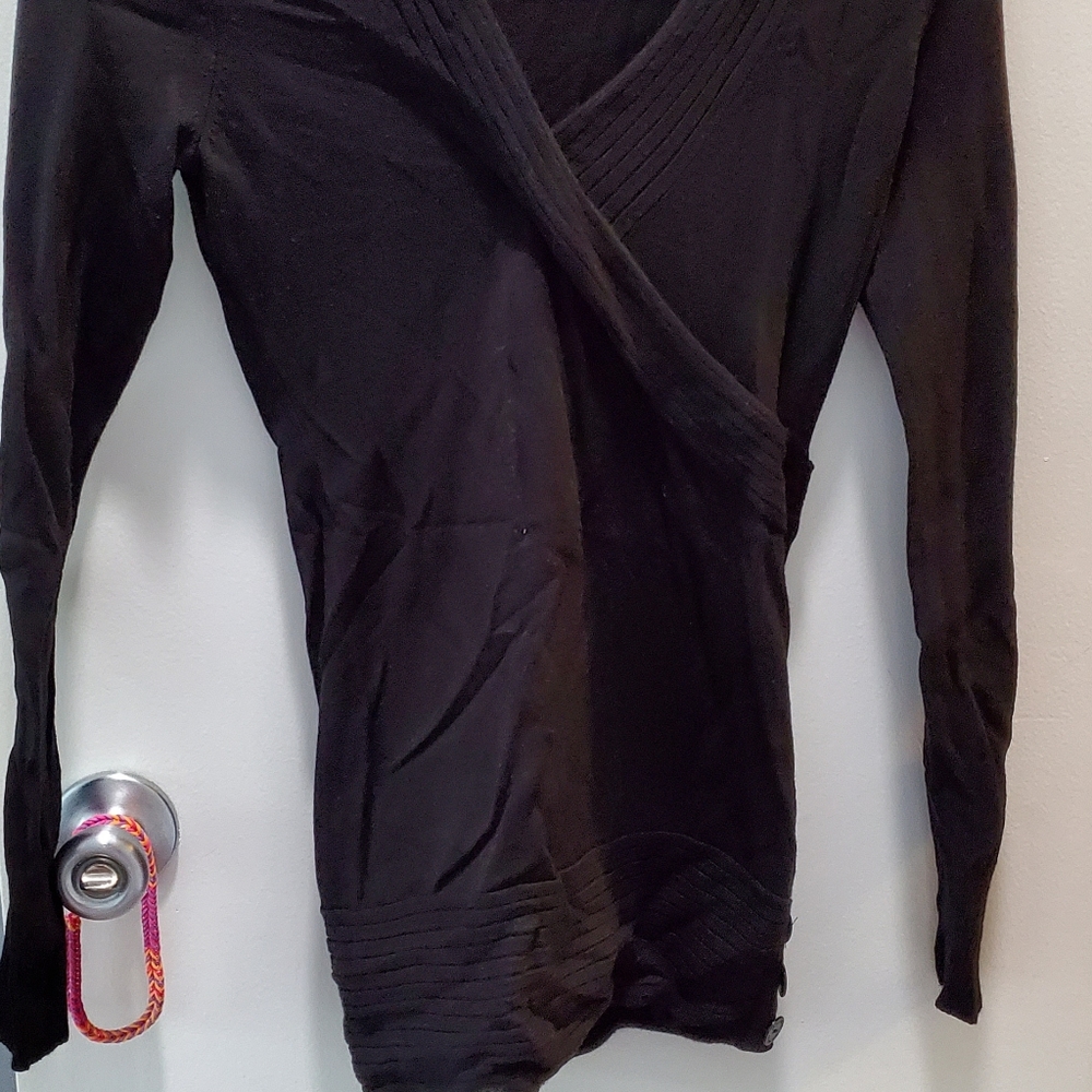 G by Guess stretchy black v sweater